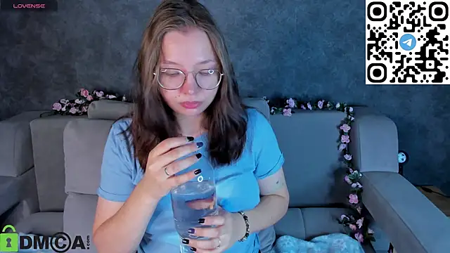 Nuura Moore online show from November 13, 2025, 1:04 am