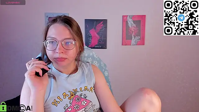 Nuura Moore online show from November 22, 2025, 1:04 am