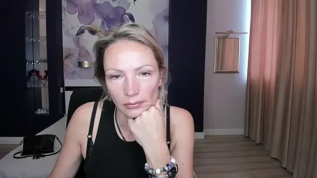 Snapshot of AlinaMoor chatting on October 6, 2025, 6:00 am AlinaMoor online show from October 6, 2025, 6:00 am