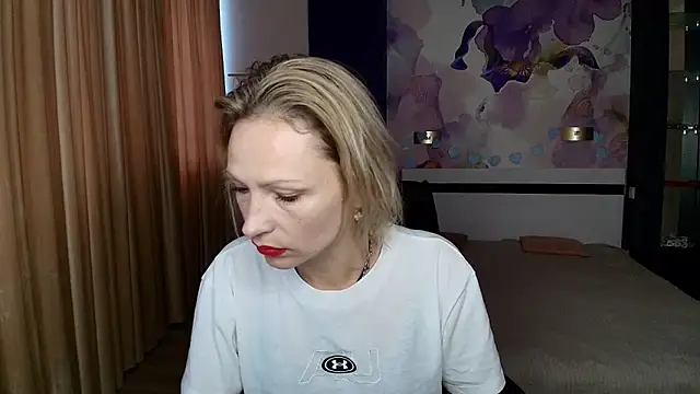 Snapshot of AlinaMoor chatting on October 18, 2025, 5:43 am AlinaMoor online show from October 18, 2025, 5:43 am