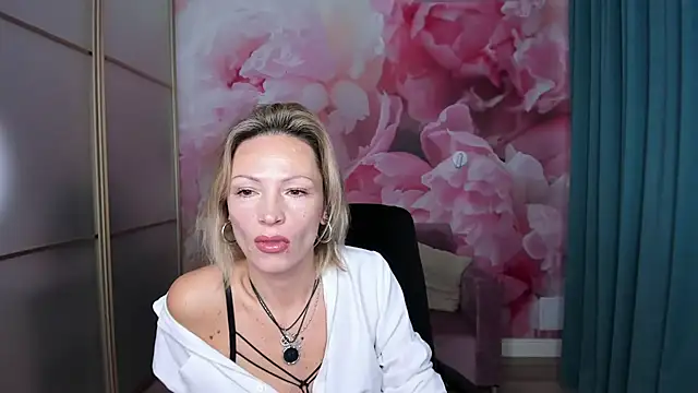 Snapshot of AlinaMoor chatting on October 24, 2025, 5:48 am AlinaMoor online show from October 24, 2025, 5:48 am