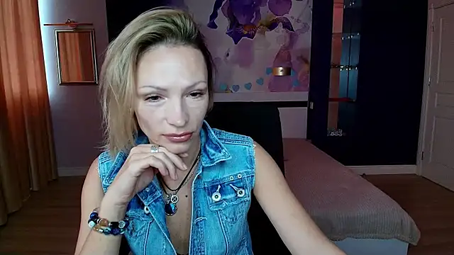 Snapshot of AlinaMoor chatting on October 28, 2025, 7:01 am AlinaMoor online show from October 28, 2025, 7:01 am