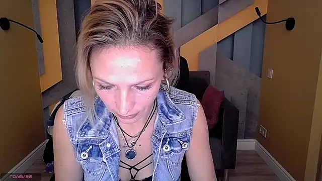 Snapshot of AlinaMoor chatting on October 29, 2025, 6:59 am AlinaMoor online show from October 29, 2025, 6:59 am