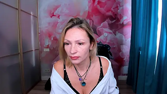 Snapshot of AlinaMoor chatting on November 14, 2025, 6:45 am AlinaMoor online show from November 14, 2025, 6:45 am