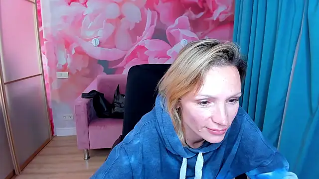 Snapshot of AlinaMoor chatting on November 26, 2025, 6:42 pm AlinaMoor online show from November 26, 2025, 6:42 pm