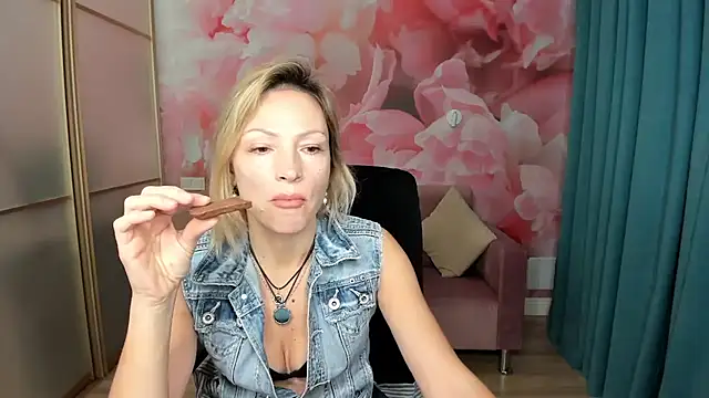 Snapshot of AlinaMoor chatting on December 1, 2025, 6:40 am AlinaMoor online show from December 1, 2025, 6:40 am