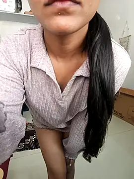 anshika0124 online show from November 25, 2025, 5:51 am