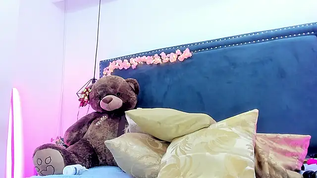 Emma Saylor online show from April 19, 2026, 1:10 pm