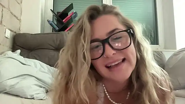 goddesemiiyy online show from October 9, 2025, 9:07 am