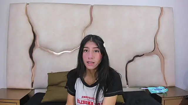 Mia clark18 online show from December 5, 2025, 3:52 pm