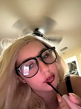 tiffanyxoxo515 online show from October 12, 2025, 8:46 am