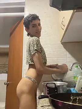 SiaraRealist online show from November 1, 2025, 9:17 pm