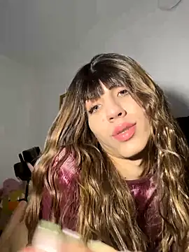 SiaraRealist online show from November 11, 2025, 12:54 am