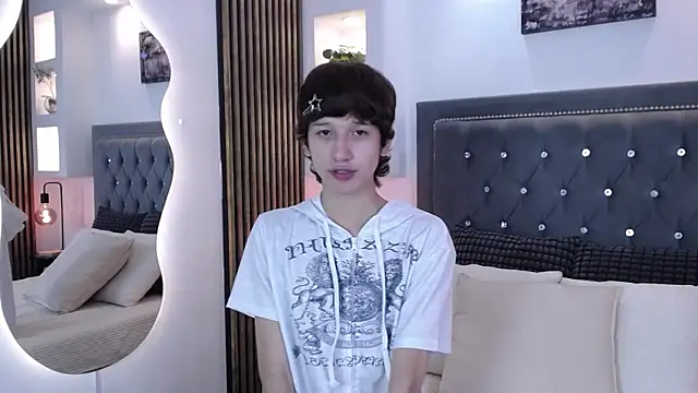 Emo Boy  online show from April 13, 2026, 8:25 pm