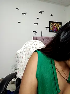 vannesitha25 online show from March 4, 2026, 11:22 pm