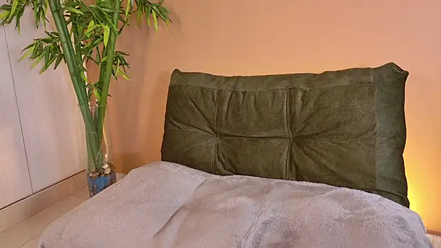 CherryCurl  online show from November 25, 2025, 4:18 pm