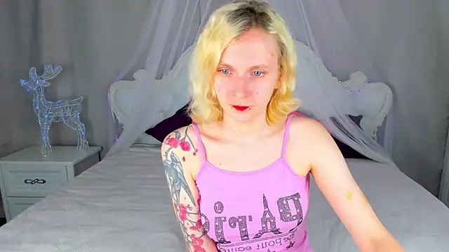 LikiLips online show from April 21, 2026, 1:07 am