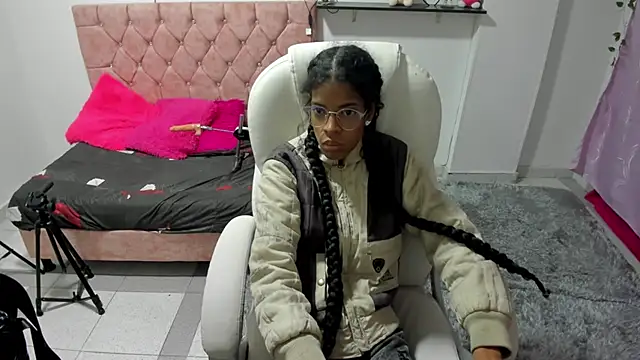 thianahorny online show from December 22, 2025, 10:01 am