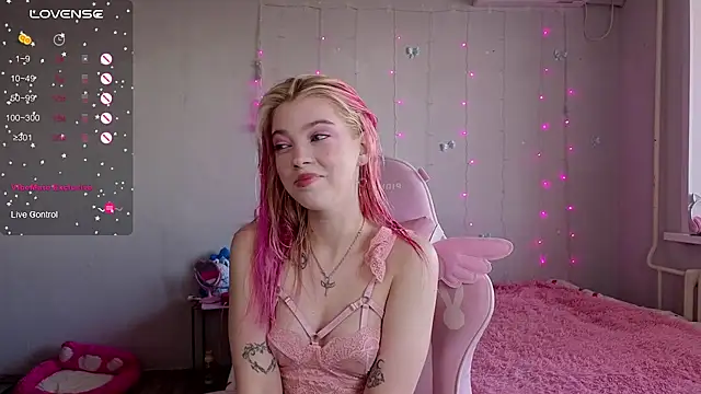 myprettylola online show from May 7, 2026, 12:10 pm