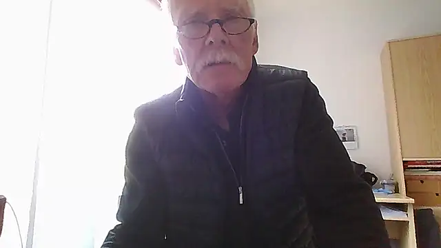 Snapshot of super-snoopy chatting on April 19, 2026, 9:52 am super-snoopy online show from April 19, 2026, 9:52 am