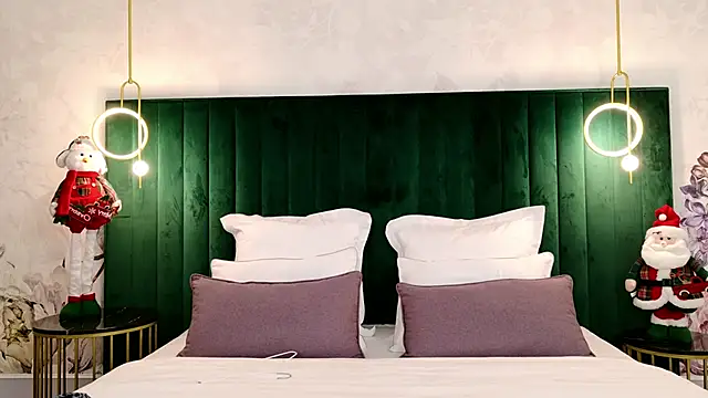 ClaireMathis online show from December 5, 2025, 2:47 pm