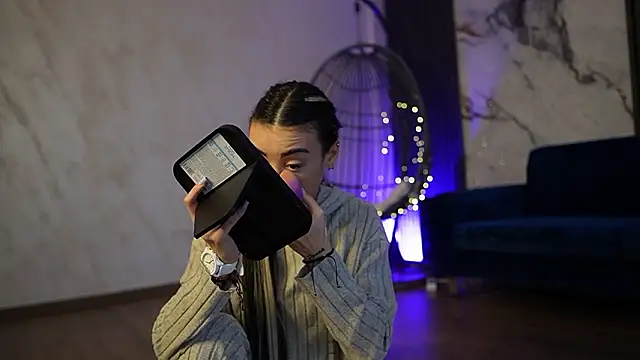 RachelRavee online show from March 22, 2026, 5:11 am