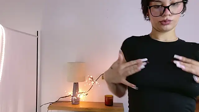 LoraShines online show from November 18, 2025, 7:46 am