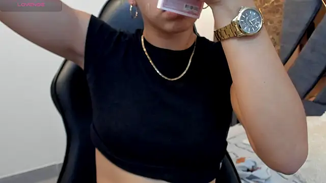 Vittoria Conti  online show from November 16, 2025, 1:28 pm