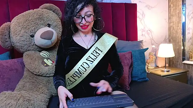 CHIARAJJONES online show from June 4, 2026, 1:06 pm