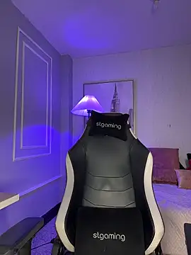 HoneyMollyX online show from April 22, 2026, 1:01 pm