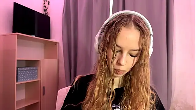 LunaCrave online show from October 15, 2025, 5:18 am