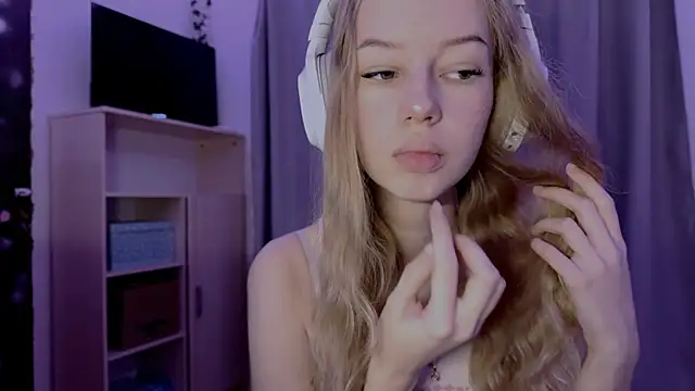 LunaCrave online show from October 28, 2025, 4:05 am