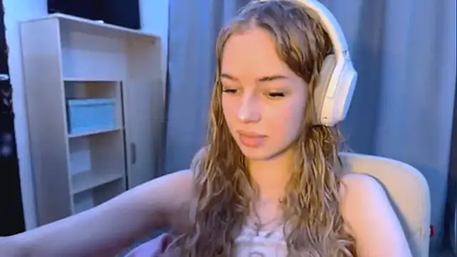 LunaCrave online show from November 4, 2025, 11:20 am