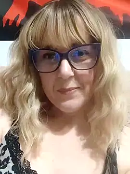 Amelialove42 online show from April 29, 2026, 6:25 pm