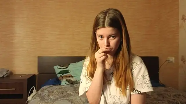 Snapshot of EmiliaCouple chatting on June 9, 2026, 8:15 am EmiliaCouple online show from June 9, 2026, 8:15 am