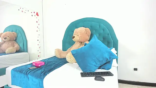 Grecia Moore online show from November 20, 2025, 1:33 pm