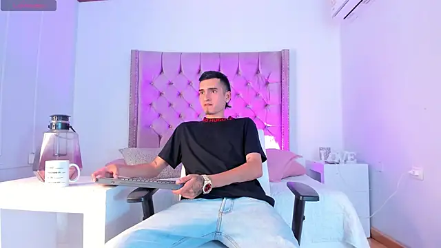 Ethan Boy  online show from October 14, 2025, 9:37 pm