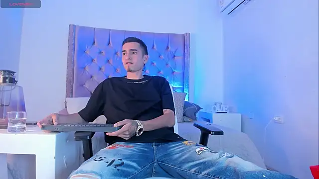 Ethan Boy  online show from October 17, 2025, 9:39 pm