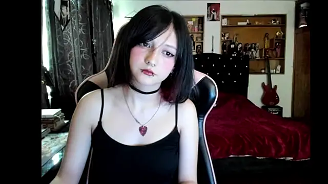 Maki Zein  online show from April 14, 2026, 9:32 pm