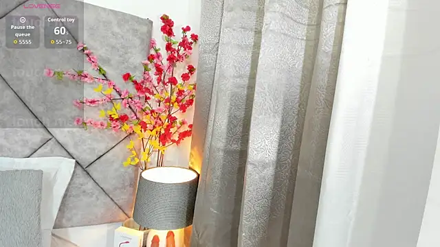  naylaa  online show from April 22, 2026, 3:09 am