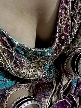 HOT-CPL-11 online show from November 3, 2025, 5:58 pm