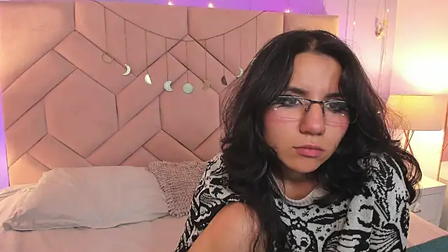 HollyPeach online show from November 7, 2025, 8:36 am