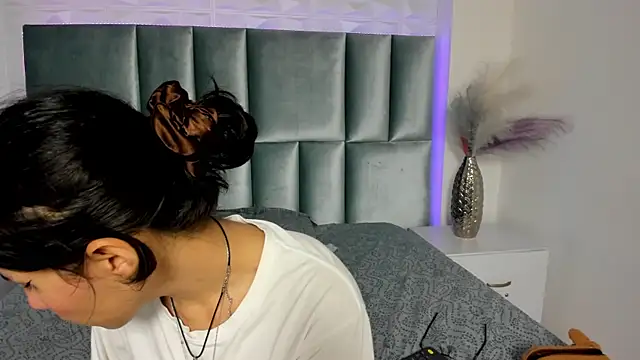 HollyPeach online show from November 25, 2025, 7:47 pm