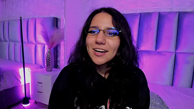 HollyPeach online show from April 21, 2026, 1:42 am