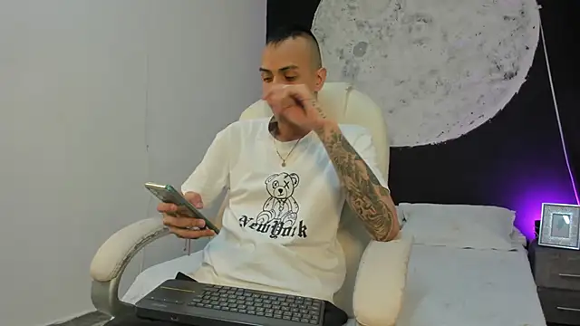 DerryAndIzzy online show from October 12, 2025, 4:11 am