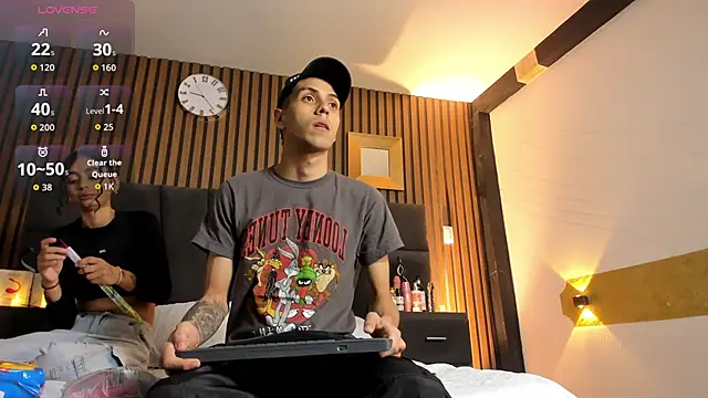 DerryAndIzzy online show from October 19, 2025, 4:02 am