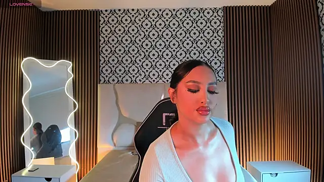 BEELLA TAY1 online show from April 25, 2026, 1:52 pm