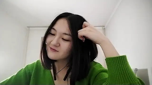 Lyndasilk online show from November 6, 2025, 3:13 pm