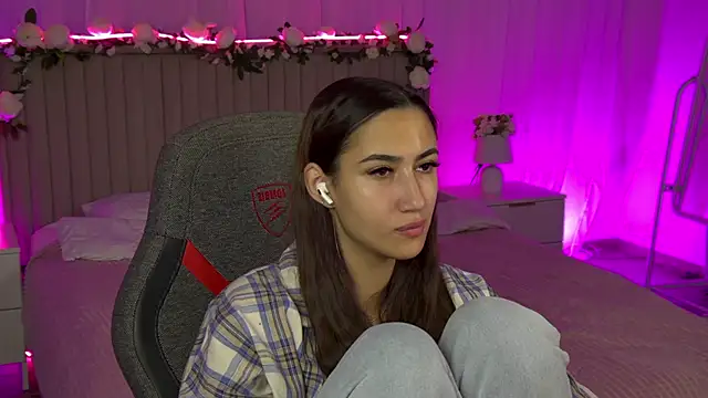 RebeckaThornton online show from November 18, 2025, 6:01 pm