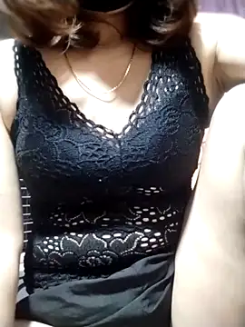 YiyinLy online show from October 15, 2025, 6:13 am